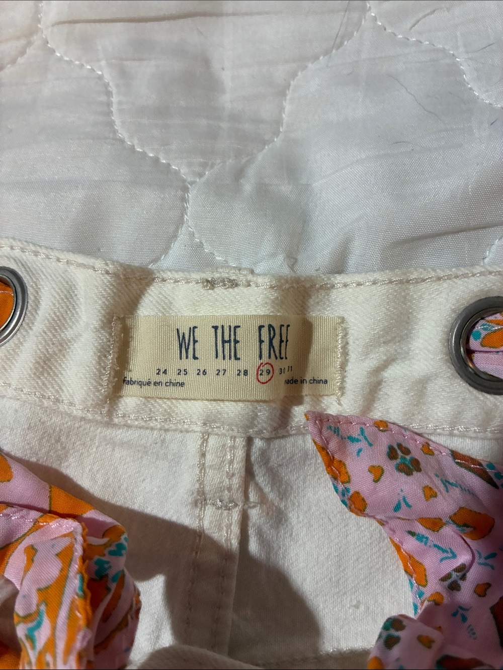Women’s Free People cream Frayed Hem Denim Shorts Pink Accent Belt - Picture 4 of 5